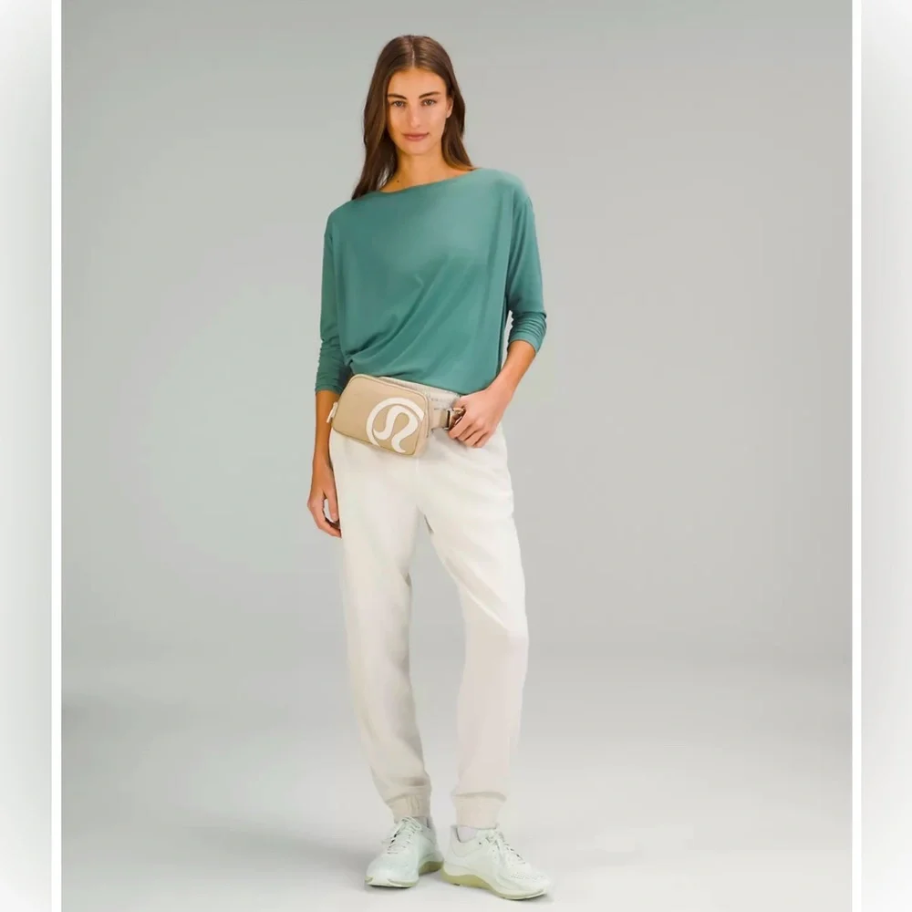 NWT Lululemon 1L Belt Bag LIMITED EDITION EXCLUSIVE in Trench/White Opal Logo - Picture 11 of 11